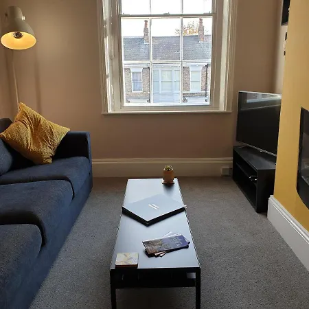 2a Penleys Grove شقة